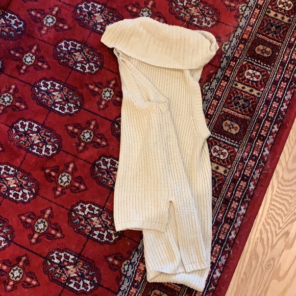 Cream colored cowl neck sleeveless sweater - Picture 3 of 3